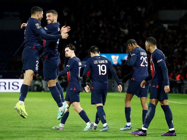 Kylian Mbappe du Paris Saint-Germain (PSG) célèbre son deuxième but avec ses coéquipiers le 3 janvier 2024