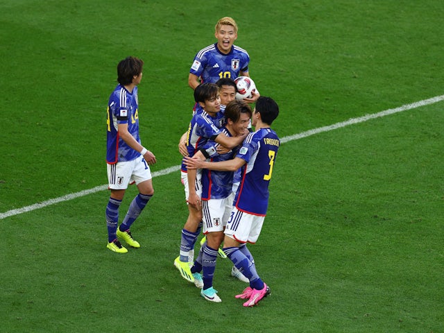 2024年1月14日、日本の上田綾瀬がチームの仲間たちと一緒に4得点を決めたことを祝います。