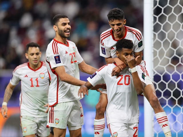 يحيى الغساني لاعب الإمارات العربية المتحدة يحتفل بهدفه الثالث مع زملائه في الفريق في 14 يناير 2024