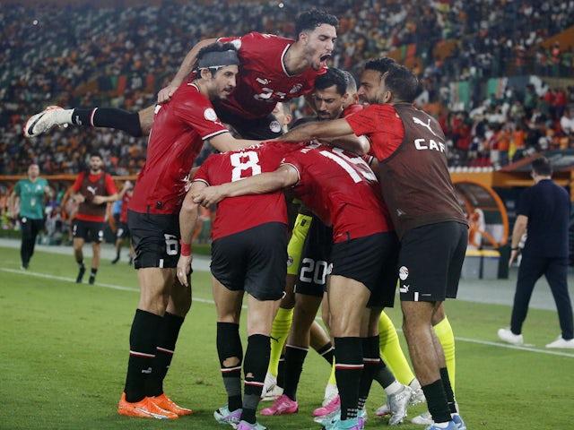 Mostafa Mohamed của Ai Cập ăn mừng ghi bàn thắng thứ hai cùng đồng đội vào ngày 19/01/2024