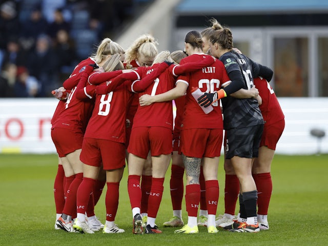 Liverpool Women players huddle before the match on January 21, 2024
