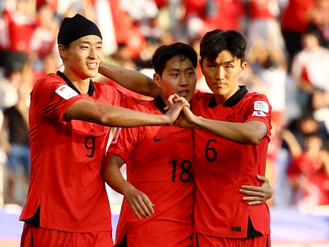 한국 선수 이강인이 2024년 1월 15일 황인범, 조주성과 함께 세 번째 골을 넣은 후 축하하고 있다.