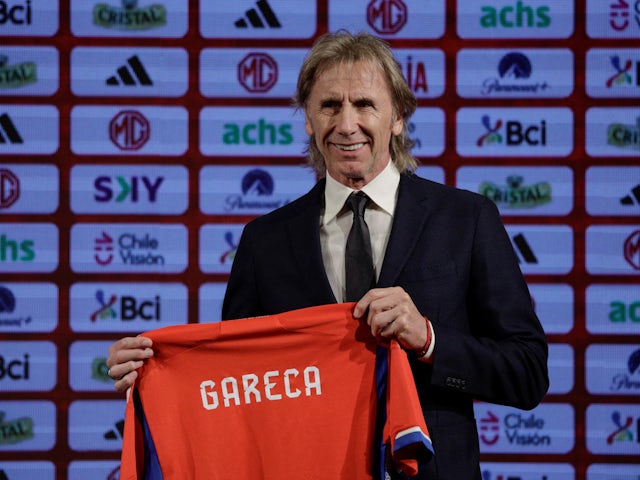 El argentino Ricardo Gareca sostiene la camiseta de la selección de fútbol de Chile durante una conferencia de prensa para anunciar el nuevo entrenador el 25 de enero de 2024 en Santiago, Chile.