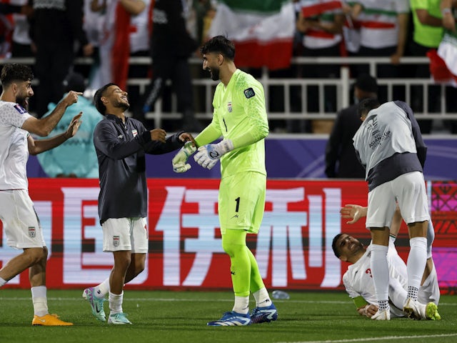  Alireza Beiranvand celebrate with teammates after Iran defeated Syria at the Asian Cup
