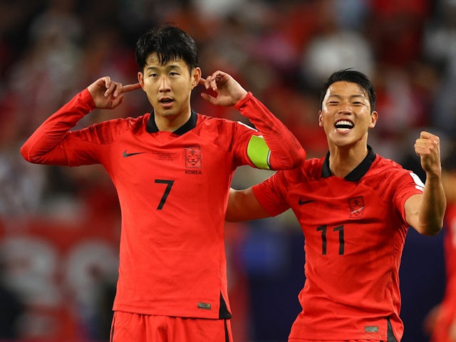 손흥민이 황희찬과 함께 아시안컵 호주전 한국의 두 번째 골을 축하하고 있다.