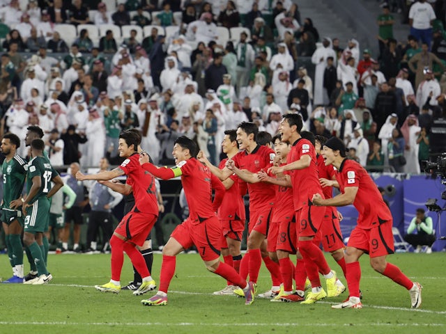 한국 선수들이 아시안컵에서 사우디아라비아를 꺾고 환호하고 있다.