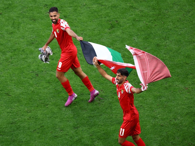 야잔 알 나이마트와 알리 알완이 요르단의 아시안컵 준결승 진출을 축하하고 있다. 