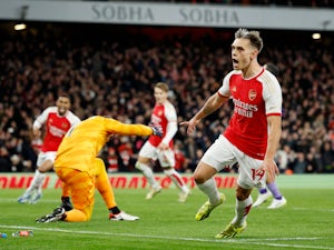 Arsenal best 10-man Liverpool in error-strewn Emirates clash