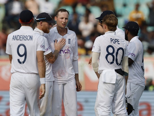 England battling hard to save second Test against India