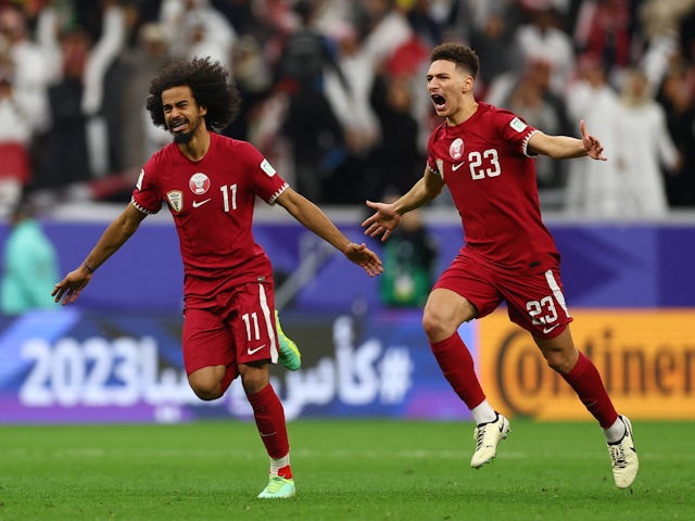 Akram Afif dan Moustafa Tarek merayakan kemenangan adu penalti Qatar atas Uzbekistan di perempat final Piala Asia 2023. © Reuters
