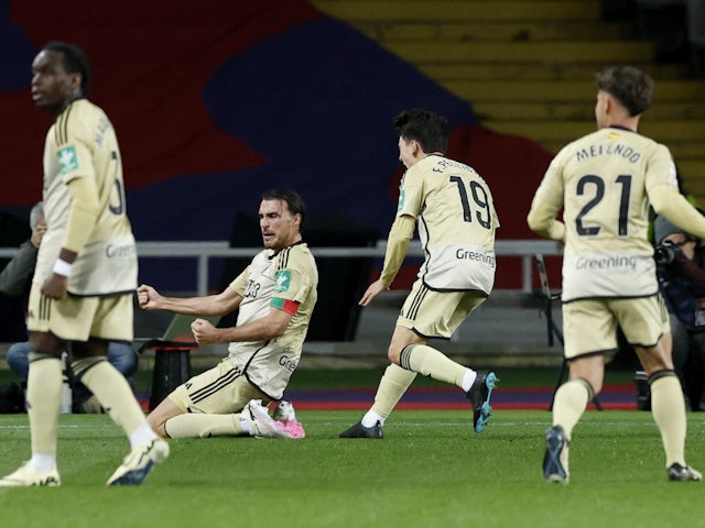 Ignasi Miquel của Granada ăn mừng ghi bàn thắng thứ ba cùng đồng đội vào ngày 11/02/2024