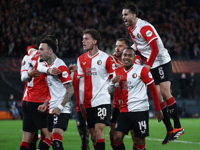 Igor Paixao dari Feyenoord merayakan gol pertama mereka bersama rekan satu tim pada 15 Februari 2024