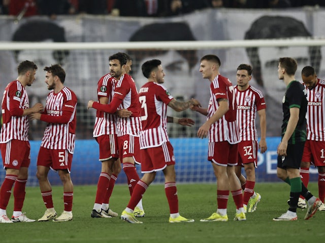 Olympiacos' Santiago Hezze, Vicente Iborra and teammates celebrate after the match on February 15, 2024