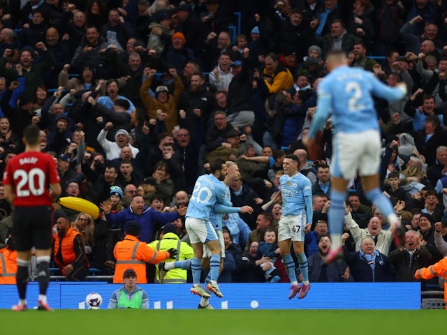 Erling Haaland dari Manchester City merayakan gol ketiga mereka bersama Phil Foden dan Bernardo Silva pada 3 Maret 2024. Foto: © Reuters