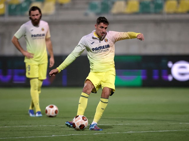 Villarreal's Santi Comesana during the warm up before the match on November 9, 2023