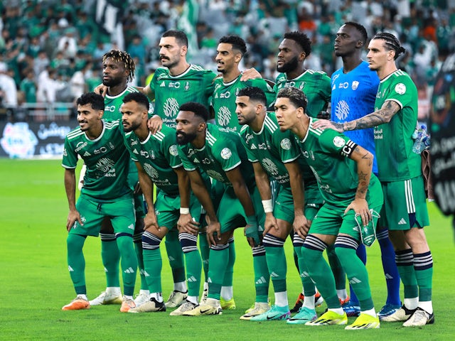 Các cầu thủ Al Ahli chụp ảnh tập thể trước trận đấu ngày 15/3/2024