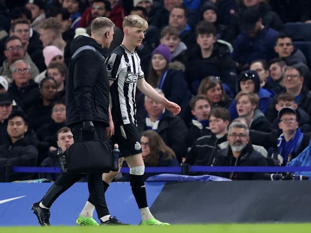 Newcastle United's Anthony Gordon walks off the pitch after sustaining an injury on March 11, 2024