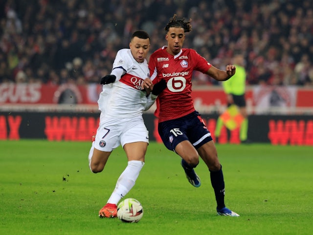 Kylian Mbappe do Paris Saint-Germain em ação com Leny Yoro do Lille em 17 de dezembro de 2023