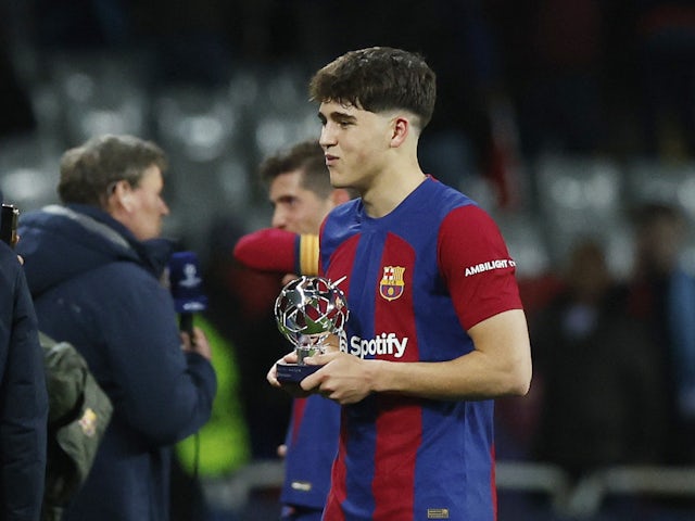 Barca 'looking to ward off Man United interest in 17-year-old Spain international'