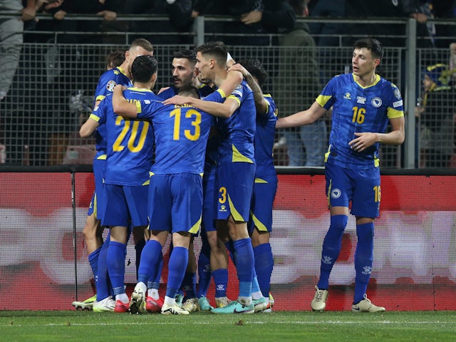 Amar Dedic của Bosnia và Herzegovina ăn mừng bàn thắng đầu tiên cùng đồng đội vào ngày 21 tháng 3 năm 2024