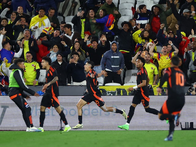 Daniel Munoz của Colombia ăn mừng khi ghi bàn thắng đầu tiên cùng Luis Diaz và Johan Mojica vào ngày 22 tháng 3 năm 2024