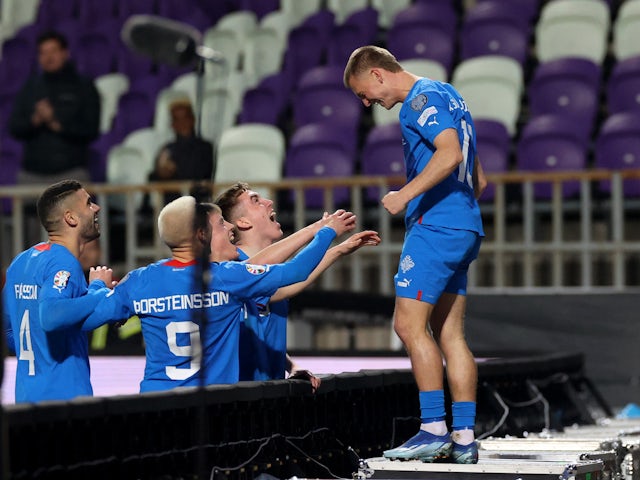 Albert Gudmundsson của Iceland ăn mừng bàn thắng thứ tư cùng đồng đội vào ngày 21 tháng 3 năm 2024