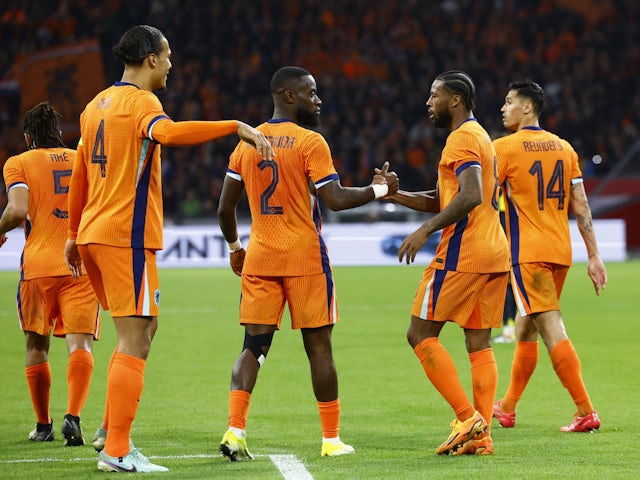Georginio Wijnaldum của Hà Lan ăn mừng khi ghi bàn thắng thứ hai với Lutsharel Geertruida và Virgil van Dijk vào ngày 22 tháng 3 năm 2024