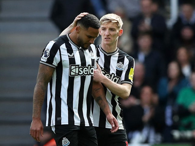 Newcastle United's Jamaal Lascelles with Anthony Gordon after being substituted due to injury on March 30, 2024