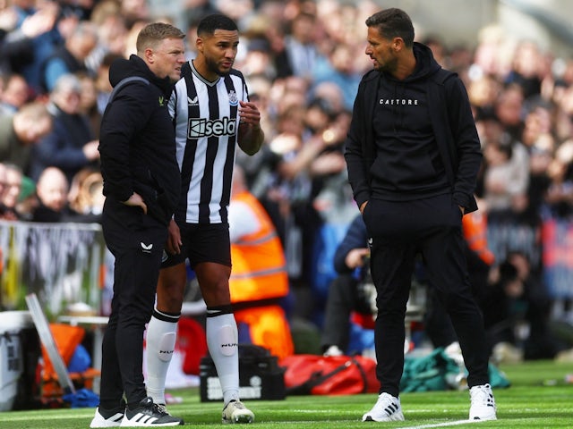 Newcastle United's Jamaal Lascelles with manager Eddie Howe and assistant manager Jason Tindall after being substituted due to injury on March 30, 2024