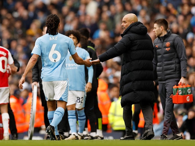 Nathan Ake, del Manchester City, le da la mano al entrenador Pep Guardiola mientras sale del campo después de sufrir una lesión el 31 de marzo de 2024.