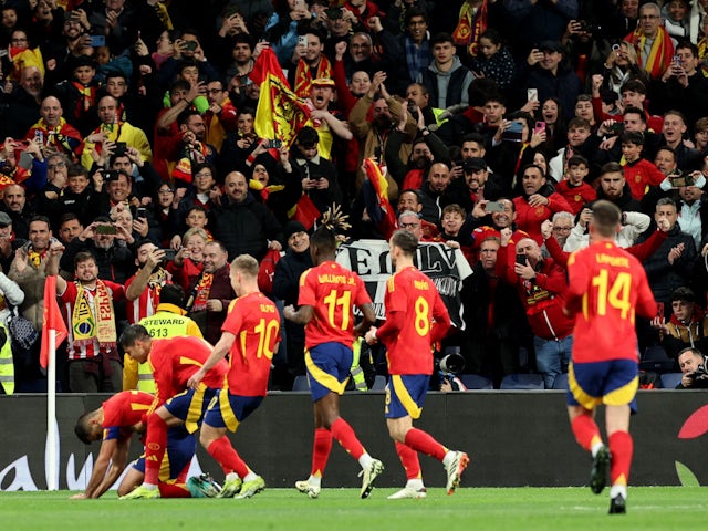 Rodri của Tây Ban Nha ăn mừng bàn thắng đầu tiên cùng đồng đội vào ngày 26/3/2024