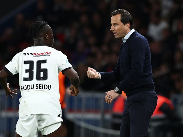 Rennes manager Julien Stephan gives instructions to Alidu Seidu during their Coupe de France semi-final on April 3, 2024