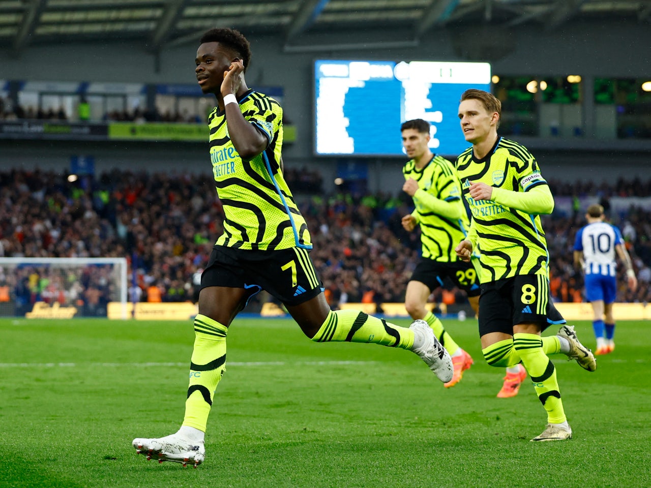 Clinical Arsenal return to summit with three-goal Brighton & Hove Albion win
