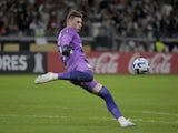 Goalkeeper Bento in action for Athletico Paranaense in 2023.