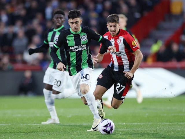 Brighton & Hove Albion's Facundo Buonanotte in action with Brentford's Vitaly Janelt on April 3, 2024