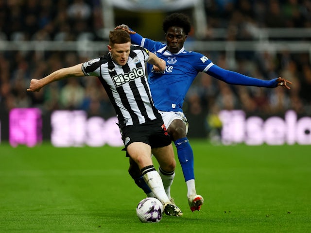 Newcastle United's Elliot Anderson in action with Everton's Amadou Onana on April 2, 2024