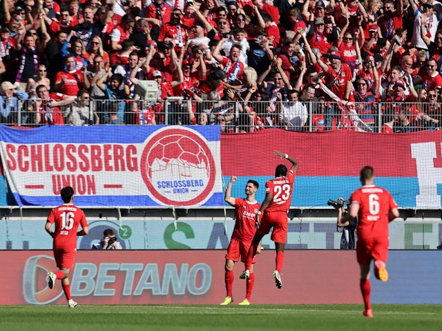 Tim Kleindienst của Heidenheim ăn mừng khi ghi bàn thắng thứ hai cùng đồng đội vào ngày 6 tháng 4 năm 2024