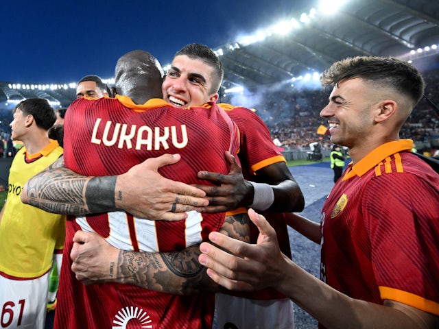 Roma's Gianluca Mancini celebrates with Romelu Lukaku after the match on April 6, 2024