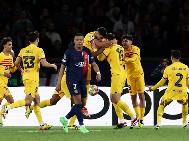 Andreas Christensen dari Barcelona merayakan gol ketiganya bersama rekan satu timnya saat Kylian Mbappe dari Paris Saint-Germain terlihat sedih pada 10 April 2024 © Reuters