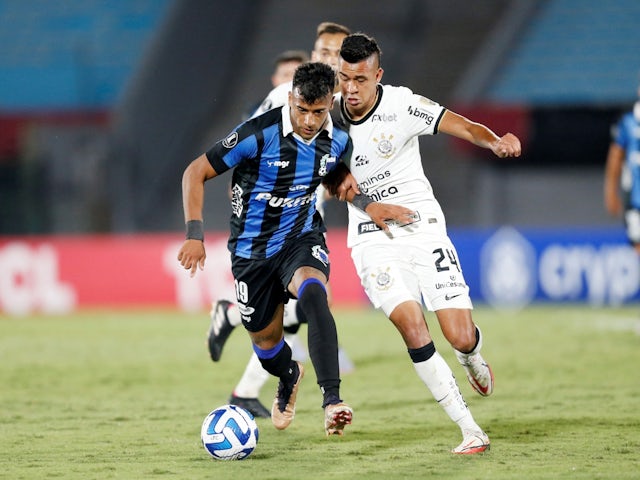 Liverpool (Montevideo) winger Luciano Rodriguez in action with Corinthians' Victor Cantillo on April 6, 2023