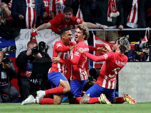 Samuel Lino của Atletico Madrid ăn mừng khi ghi bàn thắng thứ hai cùng với Rodrigo De Paul và Antoine Ozil vào ngày 10 tháng 4 năm 2024