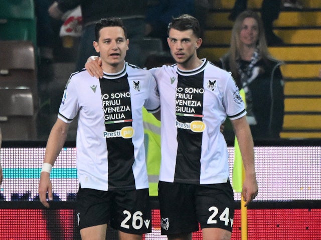 Lazar Samardzic của Udinese ăn mừng khi ghi bàn thắng đầu tiên với Florian Thauvin vào ngày 8 tháng 4 năm 2024