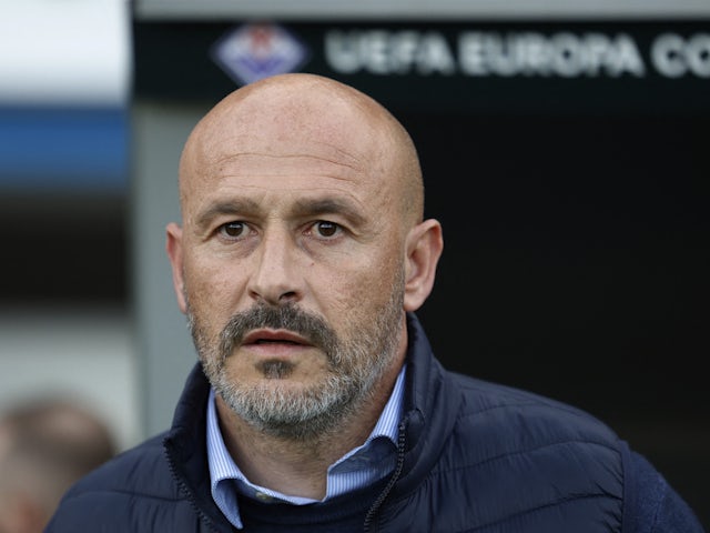 Fiorentina coach Vincenzo Italiano before the match on April 11, 2024