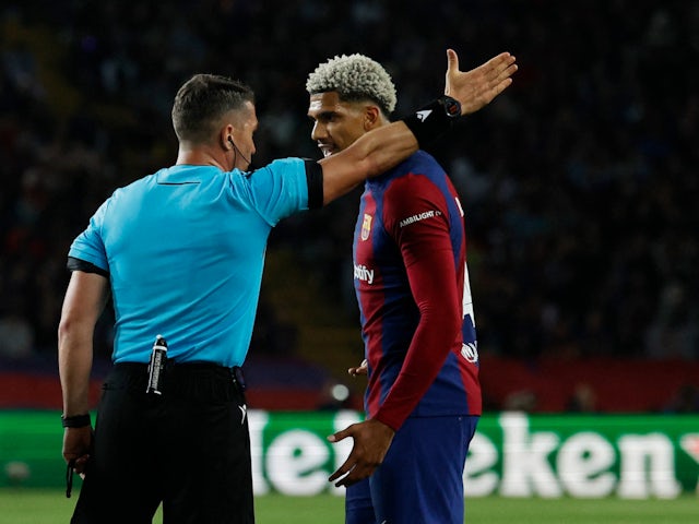 FC Barcelona's Ronald Araujo remonstrates with referee Istvan Kovacs after being shown a red card on April 16, 2024