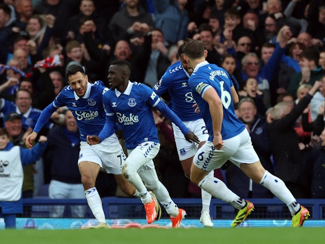 Idrissa Gueye của Everton ăn mừng khi ghi bàn thắng đầu tiên vào ngày 27 tháng 4 năm 2024