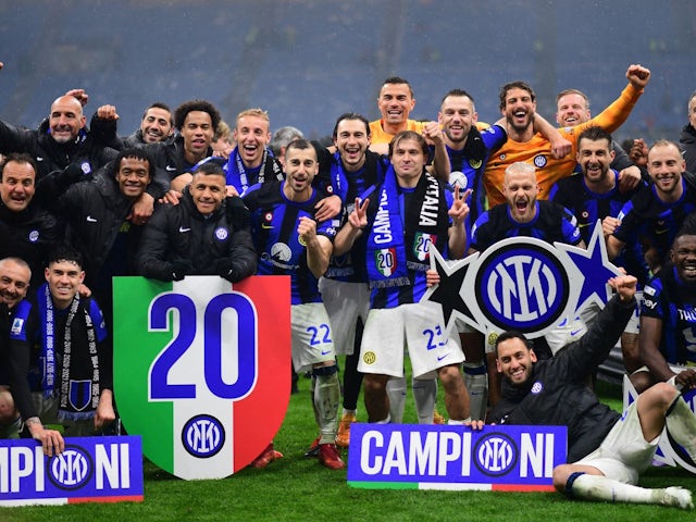 Các cầu thủ Inter Milan ăn mừng chức vô địch Serie A thứ 20 sau trận đấu ngày 22/4/2024