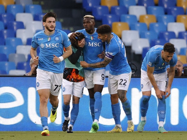 Victor Osimhen của Napoli ăn mừng ghi bàn thắng thứ hai cùng đồng đội vào ngày 28/04/2024