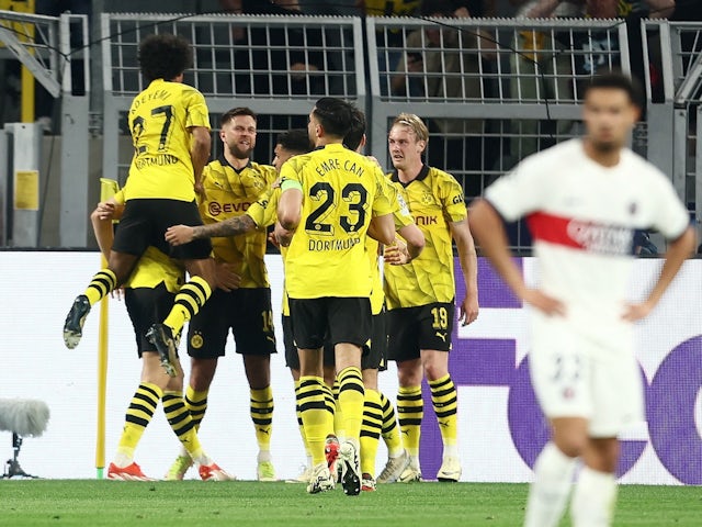  Niclas Fullkrug dari Borussia Dortmund merayakan gol pertama mereka bersama rekan satu tim pada 1 Mei 2024 © Reuters