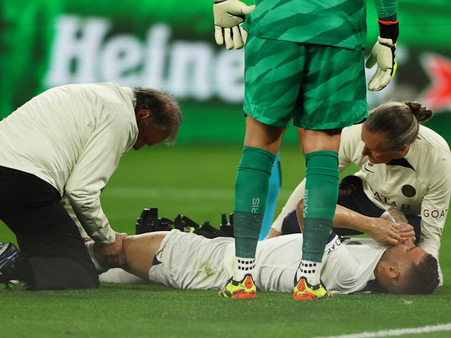  Lucas Hernandez dari Paris Saint-Germain menerima perawatan medis setelah mengalami cedera pada 1 Mei 2024 © Reuters