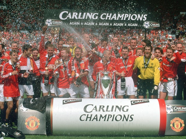 Manchester United players celebrate winning the Premier League in 1999-2000